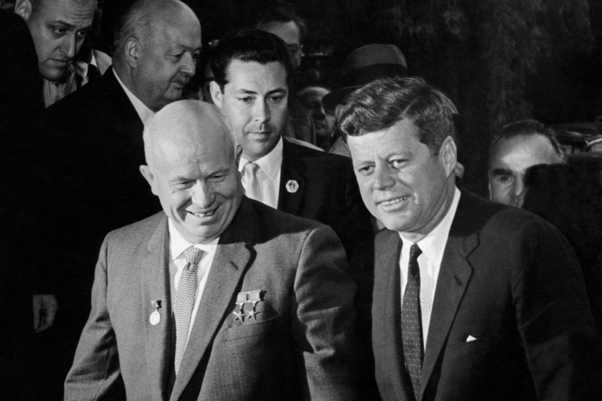 Президент США Джон Кеннеди и лидер СССР Никита Хрущев на встрече в Вене 3 июля 1961 года. Фото: Dom Slike / Alamy / Vida Press