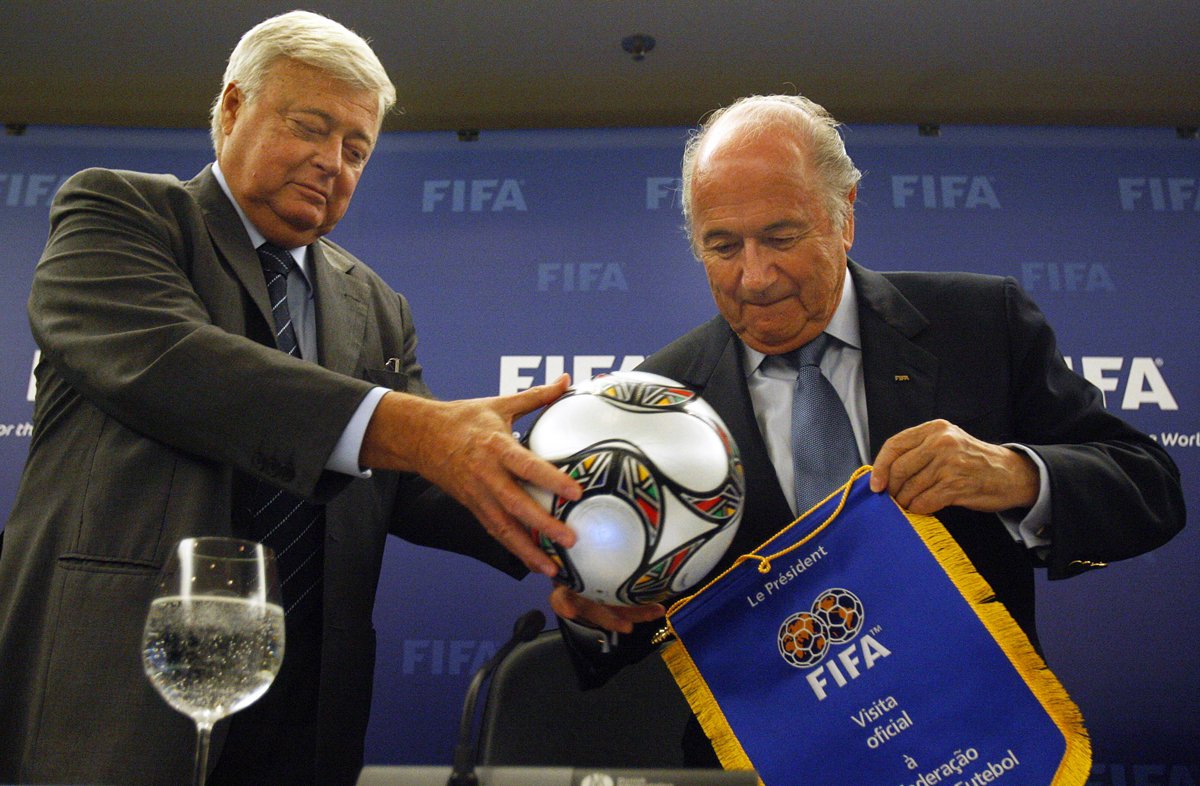 Президент ФИФА Йозеф Блаттер (справа) и президент Бразильской футбольной ассоциации Рикардо Тейшейра (слева) во время пресс-конференции в Рио-де-Жанейро, Бразилия, 29 сентября 2009 года. Фото: Antonio Lacerda / EPA