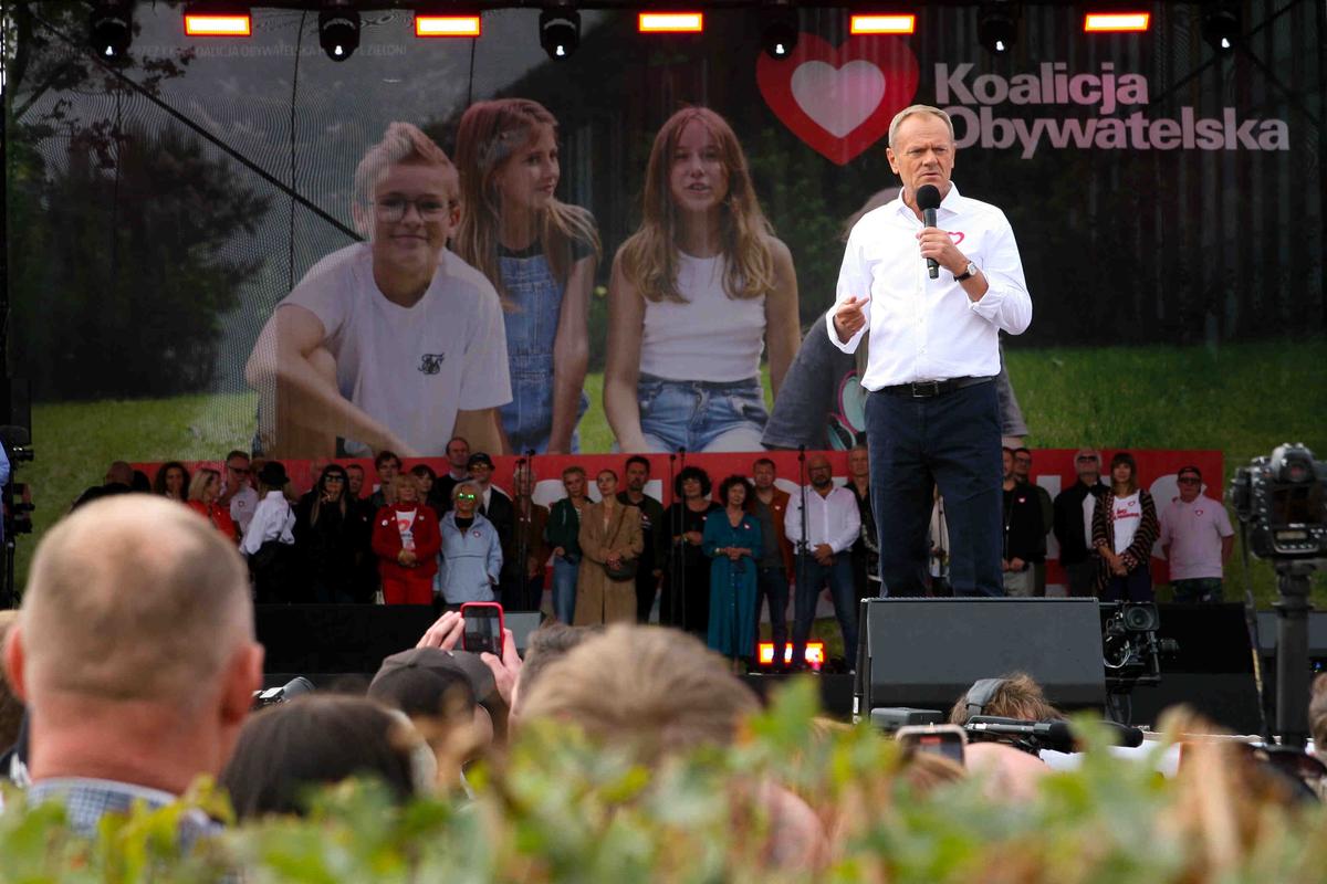 Глава оппозиционной «Гражданской платформы» Дональд Туск выступает на митинге «Марш миллиона сердец» в Варшаве, 1 октября 2023 года. Фото: Klaudia Radecka / NurPhoto / Getty Images