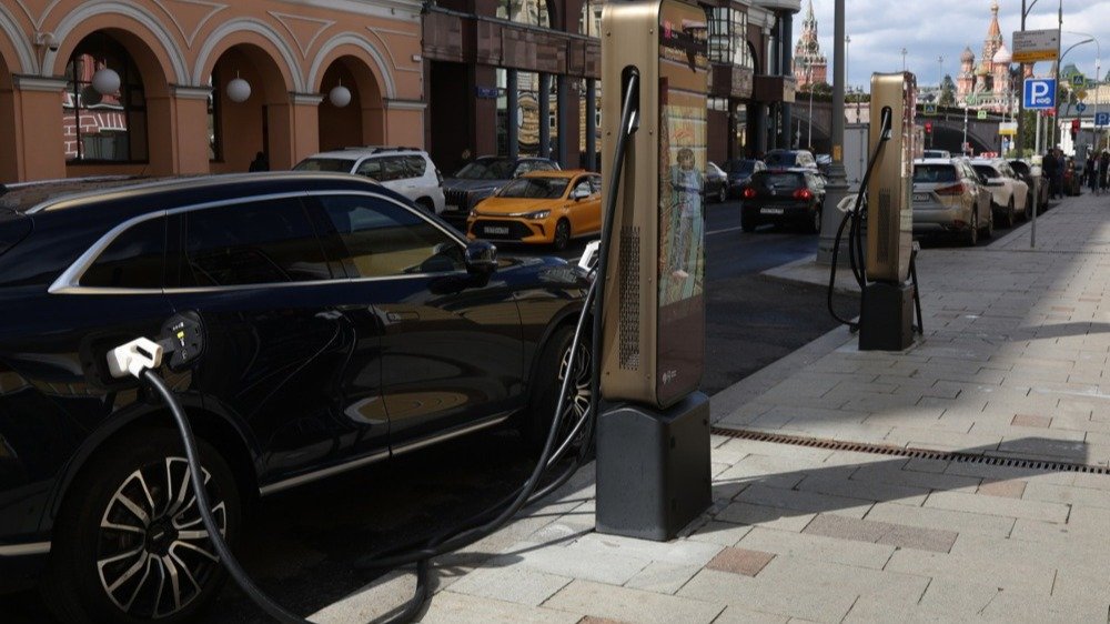 Цены на автомобили в России установили исторический максимум на фоне введения новых правил утильсбора