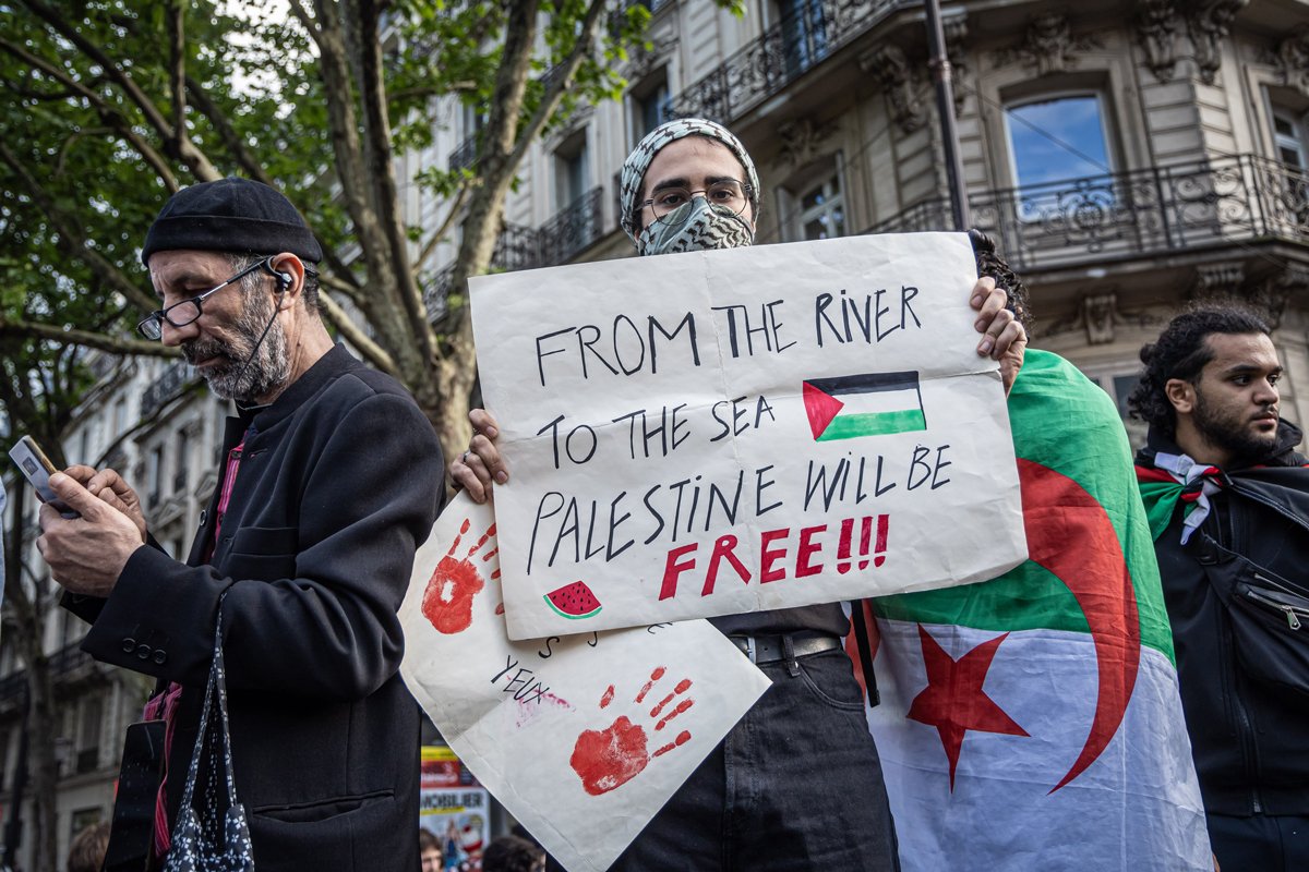 Пропалестинский демонстрант держит плакат с надписью «От реки до моря Палестина будет свободна» во время акции протеста в Париже, 27 мая 2024 года. Фото: Christophe Petit Tesson / EPA-EFE