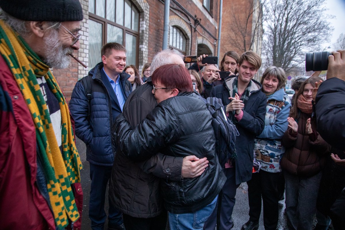 Друзья встречают освобожденного Евгения Бестужева у здания суда. Фото: Дмитрий Цыганов