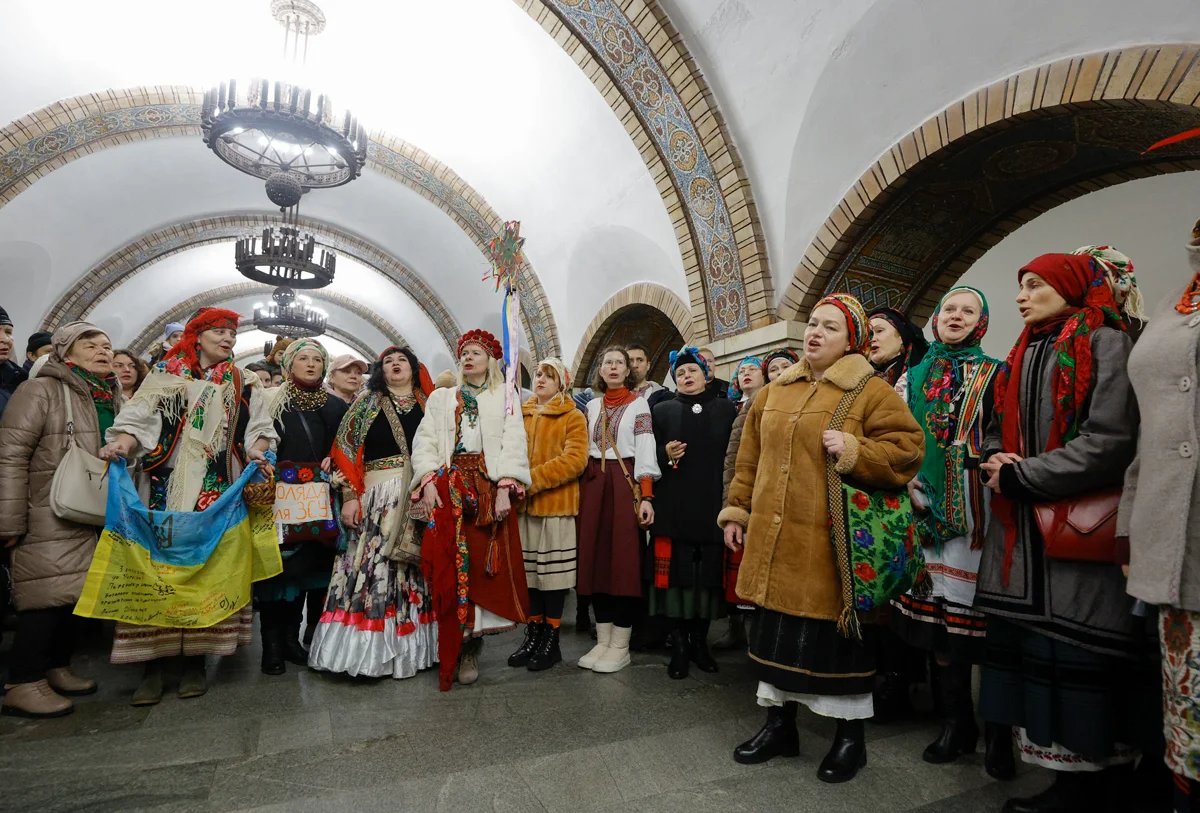 Carol singers collect donations for the Ukrainian military in the Kyiv metro, 31 December 2024. Photo: Sergey Dolzhenko / EPA