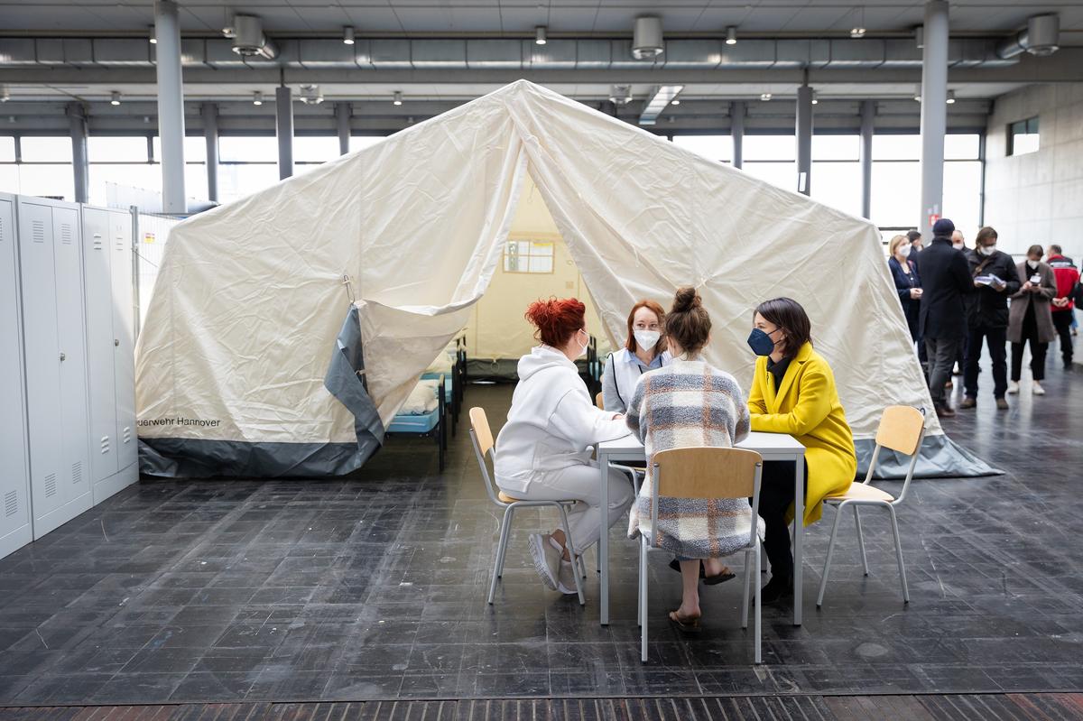Министр иностранных дел Германии Анналена Бербок в центре для беженцев при Ганноверском выставочном центре, Германия, 20 марта 2022 года. Фото: МОРИЦ ФРАНКЕНБЕРГ / EPA-EFE