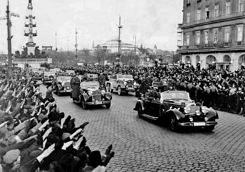 Адольф Гитлер въезжает в Вену, 13 марта 1938 года. Фото: Bundesarchiv