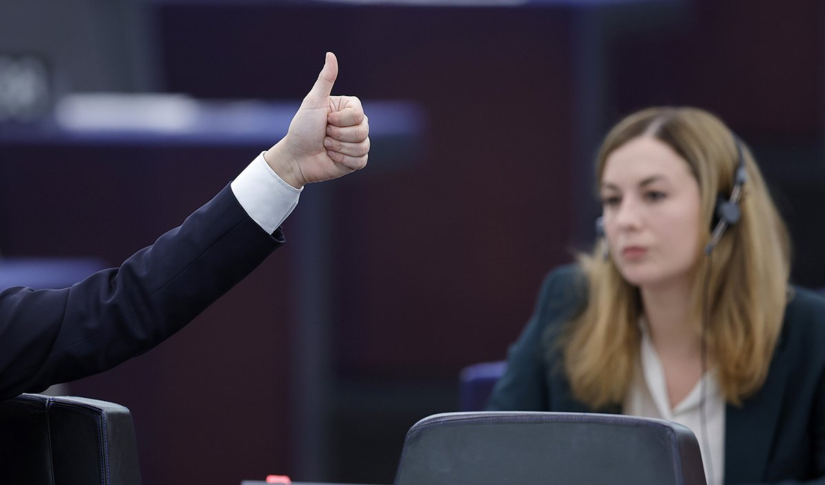 Член Европейского парламента поднимает большой палец вверх во время голосования в Европейском парламенте в Страсбурге, Франция, 23 апреля 2024 года. Фото: Ronald Wittek / EPA-EFE