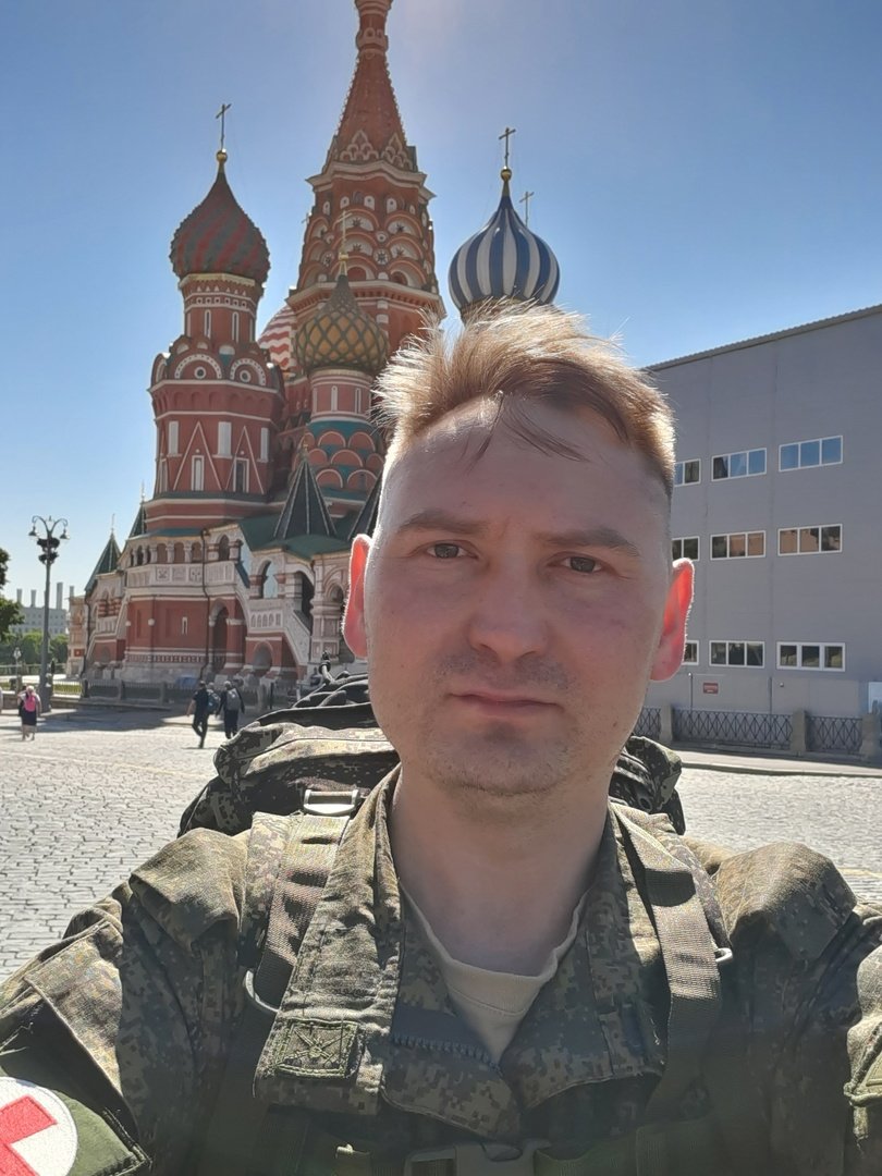 Алексей Асташов на Красной площади в форме. Фото из личного архива