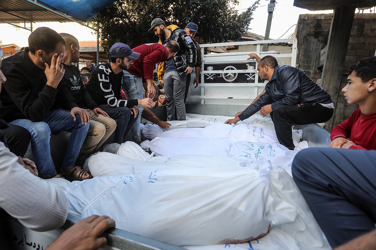 Родственники палестинцев, погибших в результате израильских авиаударов, выносят тела из морга больницы «Ан-Наджар» на церемонию похорон, сектор Газа, 10 ноября 2023 года. Фото: Abed Rahim Khatib / Anadolu / Getty Images