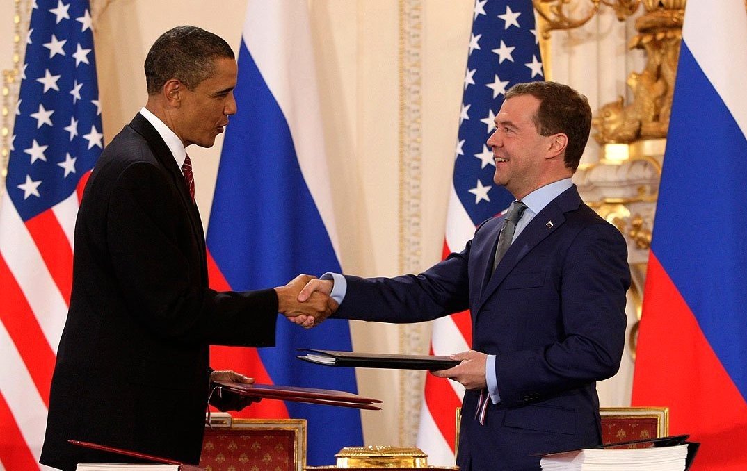 Барак Обама и Дмитрий Медведев после подписания договора СНВ-III в Пражском Граде, 8 апреля 2010 года. Фото:  Wikimedia Commons , CC BY 4.0
