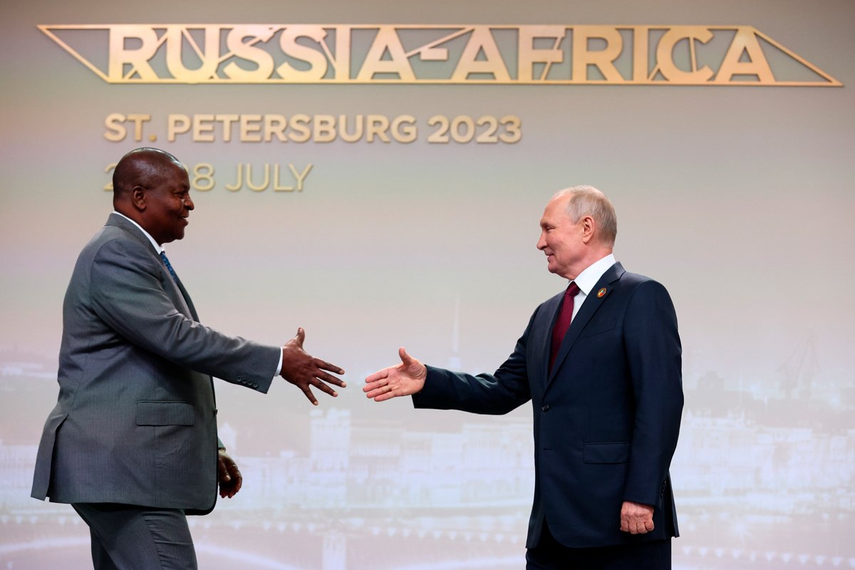 Presidenti i Republikës së Afrikës Qendrore Faustin-Archange Ouadera dhe Vladimir Putin shtrëngojnë duart përpara fillimit të takimit të drejtuesve të delegacioneve në samitin Rusi-Afrikë në Shën Petersburg, Rusi, 27 korrik 2023. Foto: Sergej Bobylev / TASS / AP / Scanpix / LETA