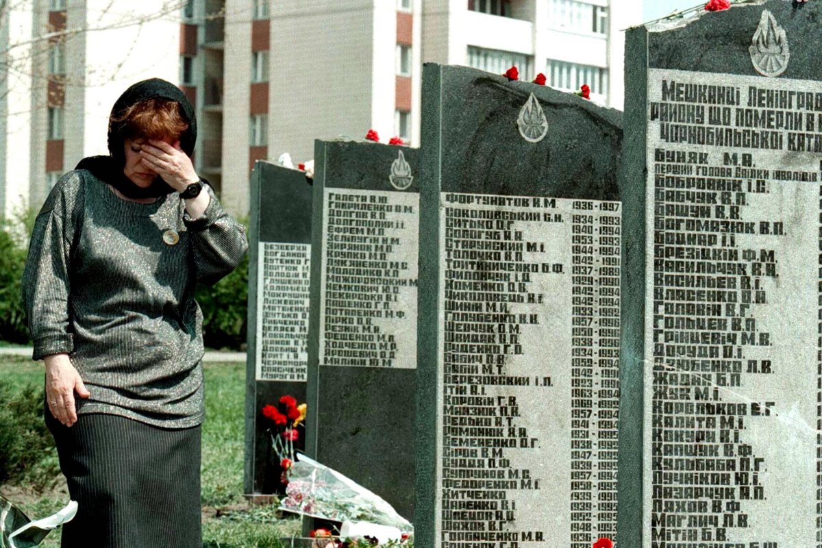 Вдова проходит вдоль памятников, на которых запечатлены имена около 3000 ликвидаторов, погибших при ликвидации последствий аварии на Чернобыльской АЭС в 1986 году, на мемориале «Чернобыль» в Киеве 26 апреля 1998 года. Фото: Сергей Супинский / EPA