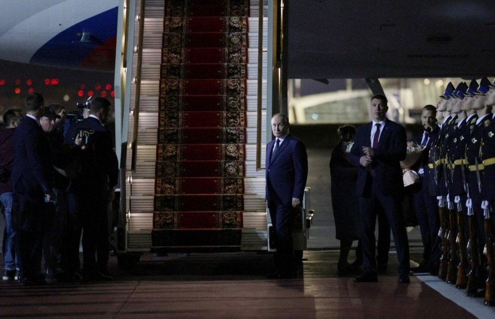 Vladimir Putin awaits the arrival of eight Russian citizens released as part of a wide-ranging prisoner swap at Moscow’s Vnukovo Airport, 1 August 2024. Photo: EPA-EFE / GAVRIIL GRIGOROV