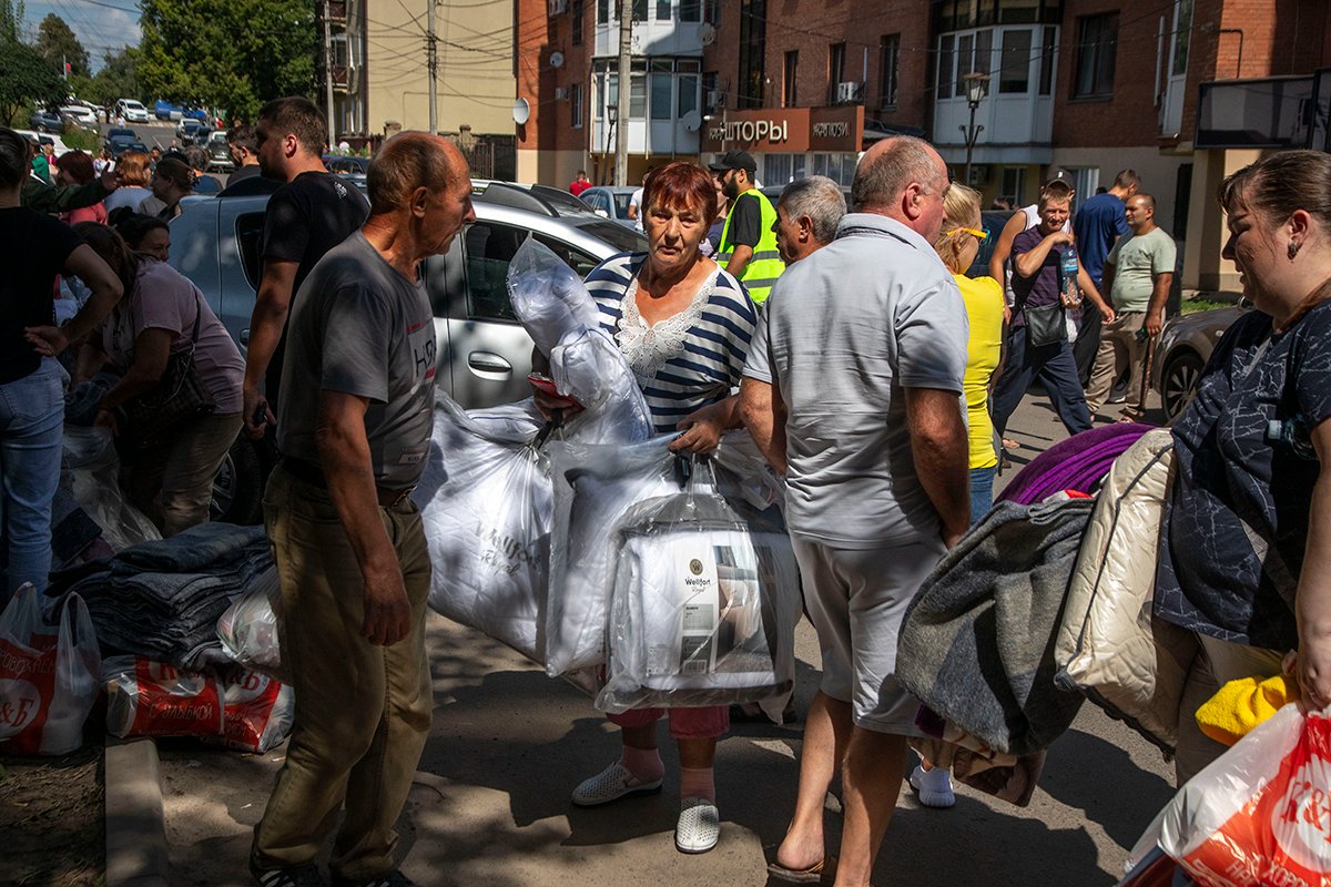 Раздача вещей первой необходимости волонтерской организацией в Курске. Фото: Анатолий Ольшанский