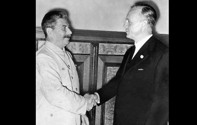 Иосиф Сталин и Иоахим фон Риббентроп. Фото: Bundesarchiv