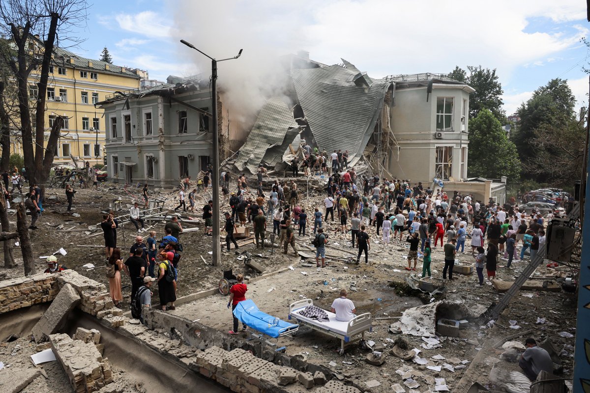 Emergency workers clear rubble from the Okhmatdyt Children’s Hospital following a direct hit on the facility on Monday. Photo: Gleb Garanich / Reuters / Scanpix / LETA