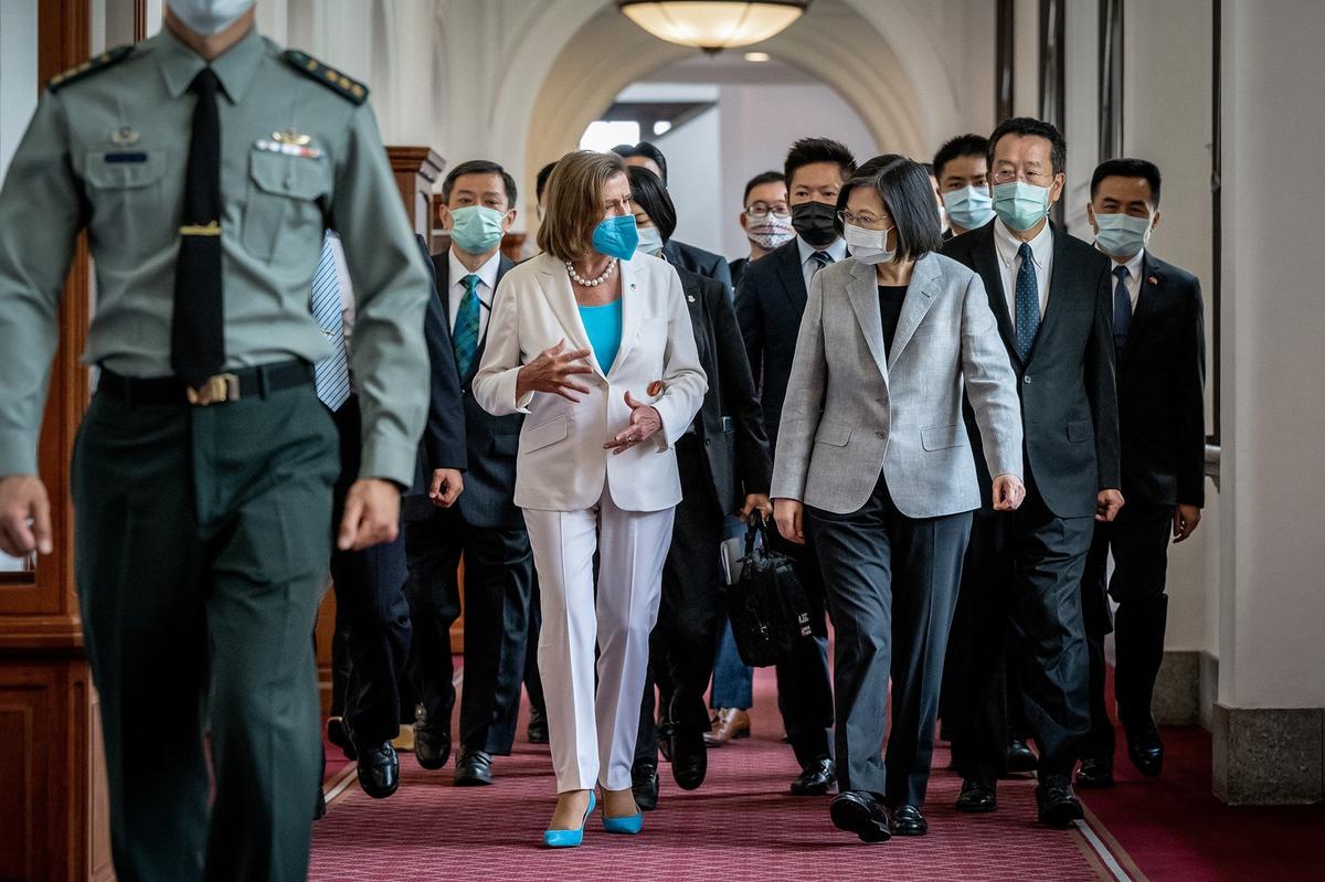 Спикер Палаты представителей Конгресса США Нэнси Пелоси во время визита на Тайвань, 3 августа 2022 года. Фото: Chien Chih-Hung / Office of The President / Getty Images