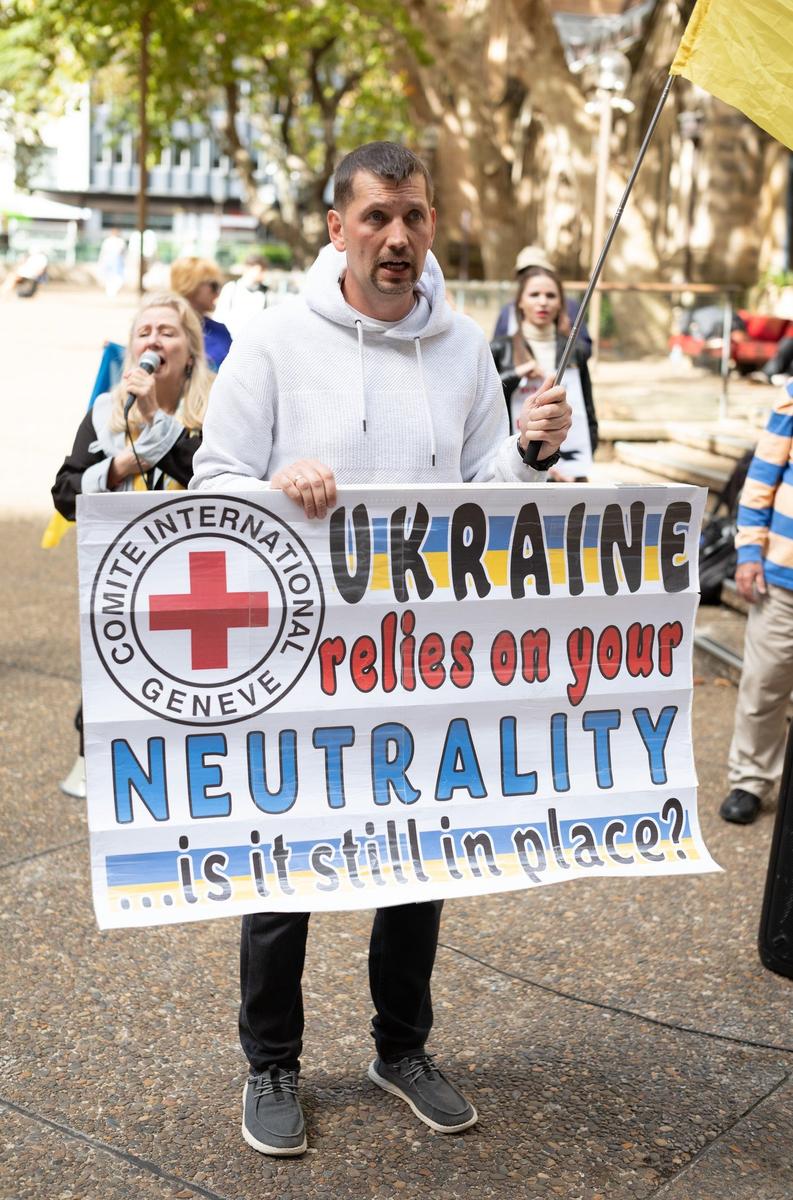 Australian Ukrainian activist Anton Bogdanovych at a rally protesting the actions of the Russian Red Cross. Photo: Nicholas Buenk