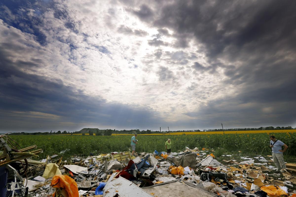 Journalists visit the crash site of MH17, some 100 km east of Donetsk, Ukraine, 19 July 2014. Photo: EPA / ROBERT GHEMENT