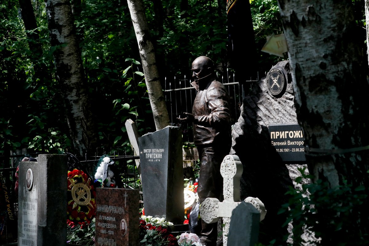 Скульптура Пригожина на его могиле в Санкт-Петербурге, 1 июня 2024 года. Фото: Анатолий Мальцев / EPA-EFE