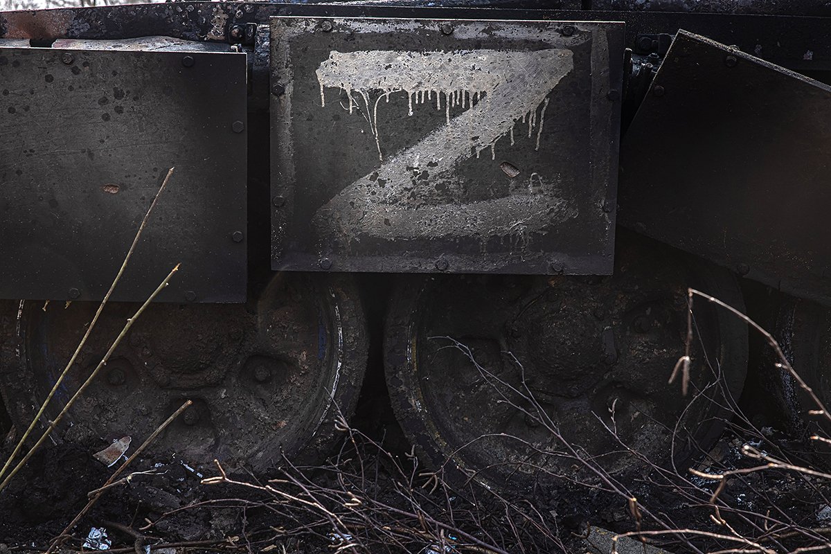 Подбитый российский танк с буквой Z рядом с поврежденными домами в селе Малая Рогань, недалеко от Харькова, Украина, 31 марта 2022 года. Фото: Роман Пилипей / EPA-EFE