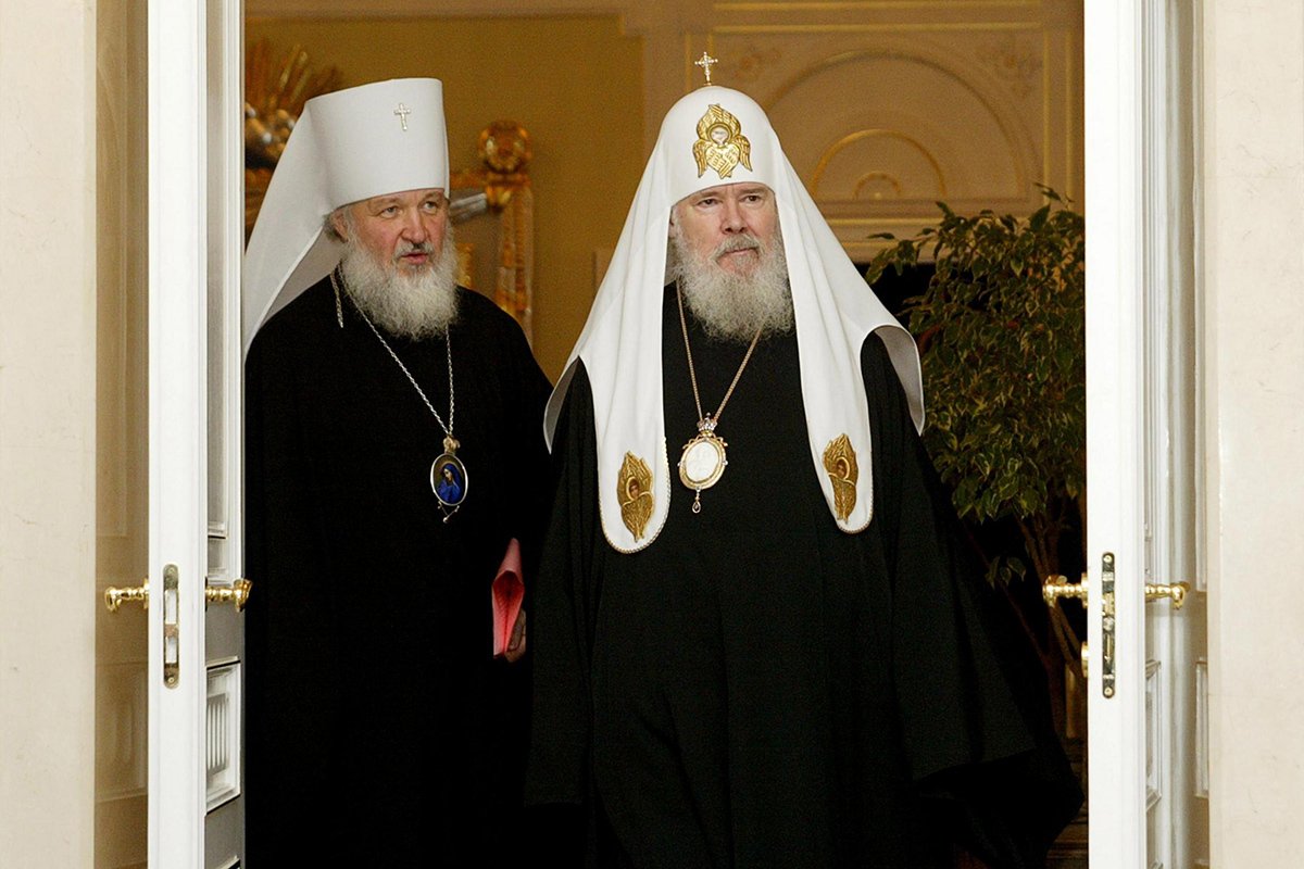 Патриарх Алексий II с митрополитом Смоленским и Калининградским Кириллом, 18 апреля 2005 года, Москва. Фото: Дима Коротаев / Epsilon / Getty Images