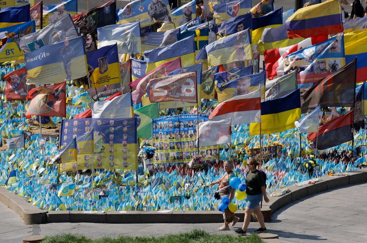 Kyiv locals walk past a sea of flags set up to commemorate Ukrainian soldiers who have been killed in the war, 30 August 2024. Photo: EPA-EFE / SERGEY DOLZHENKO