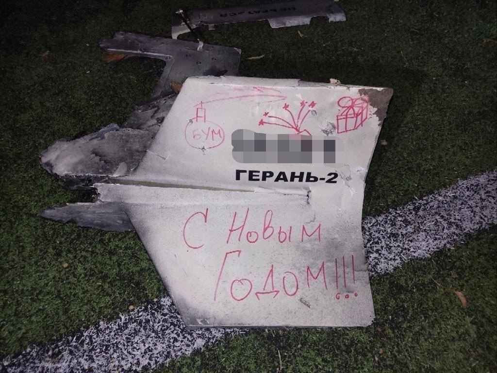 Фото обломком одного из сбитых ночью «Шахедов», которое опубликовал начальник ГУНП в Киевской области Андрей Небитов
