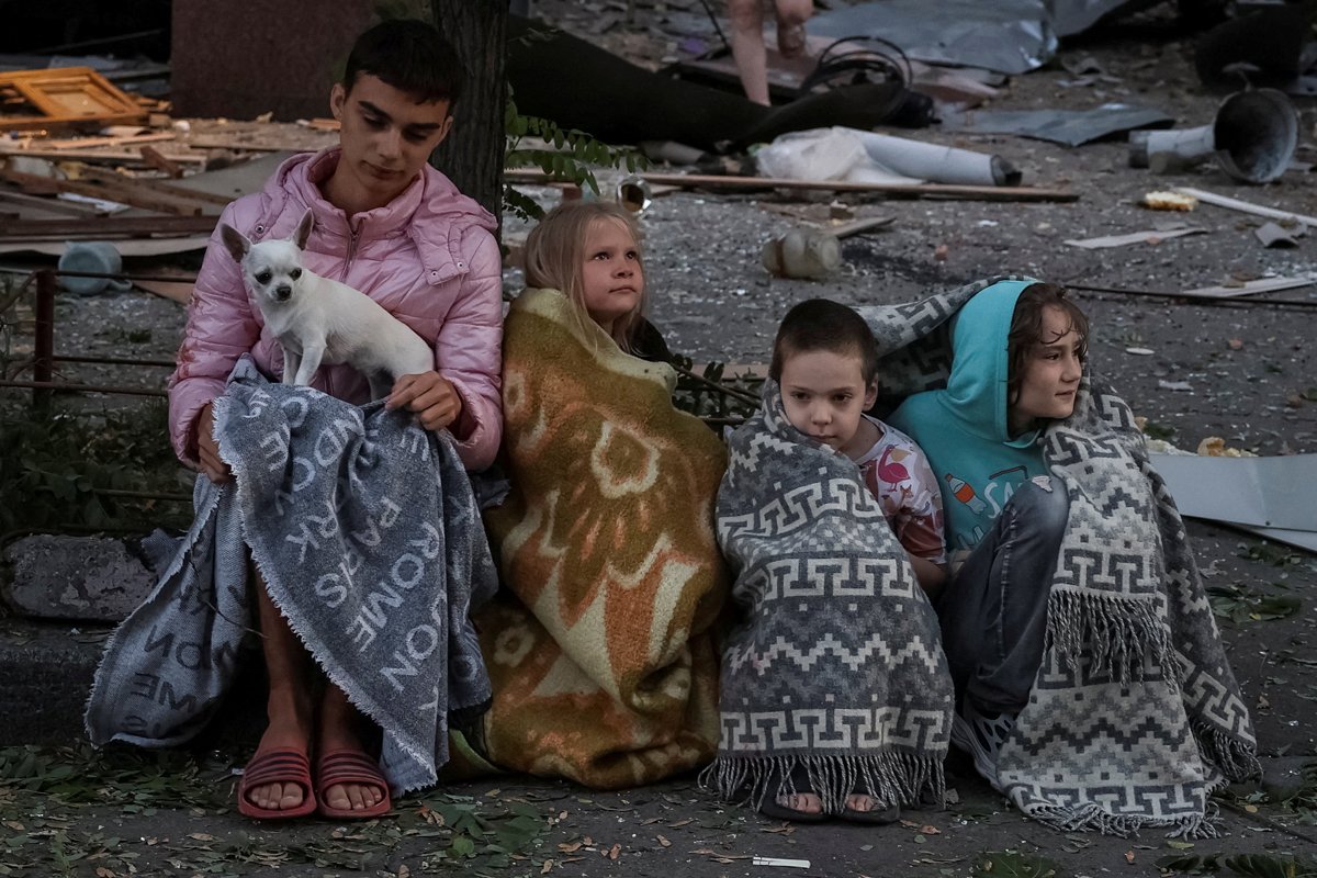 Жители у жилого дома, пострадавшего в результате ракетного и дронового удара, Киев, Украина, 28 августа 2025 года. Фото: Reuters / Scanpix / LETA