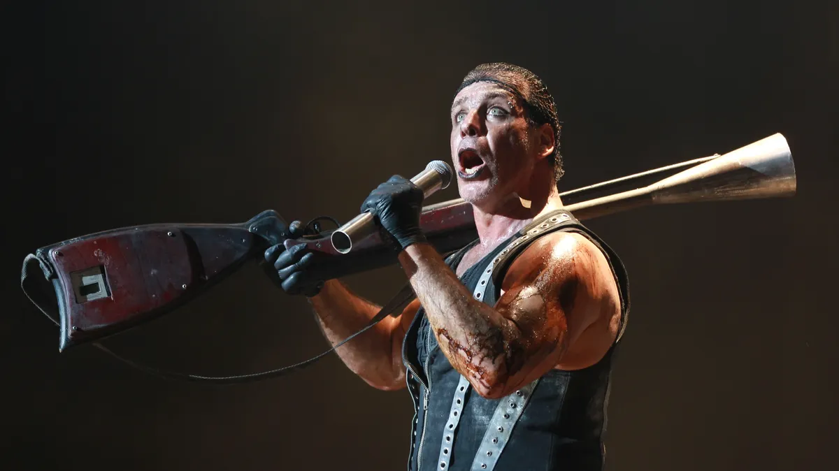 В России рассекретили актрис, снявшихся в клипе солиста Rammstein