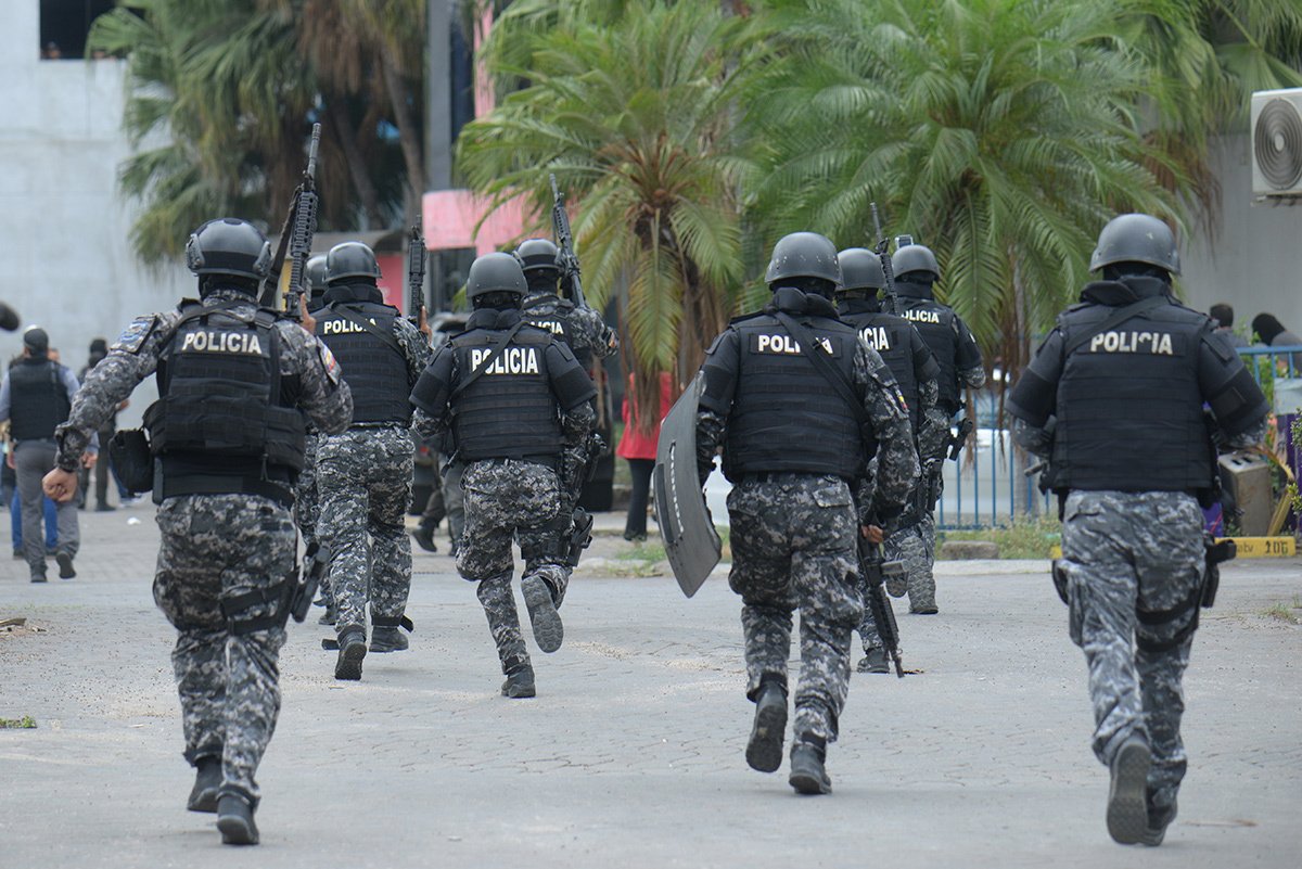Полицейские бегут к зданию телеканала TC Televisión 9 января 2024 года в Гуаякиле. Фото: Romina Duarte / Agencia Press South / Getty Images