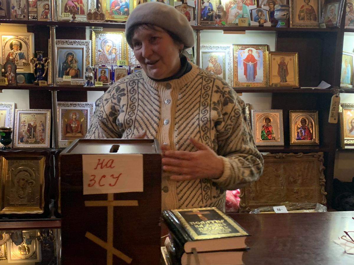 Пани Тетяна, которая продает свечи в иконной лавке храма, тоже провела месяц в оккупации. Фото: Ольга Мусафирова, специально для «Новой газеты Европа»