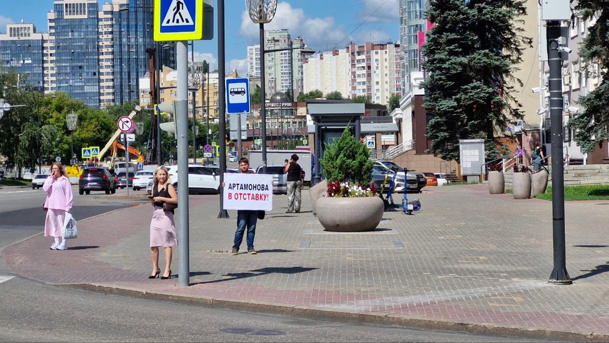 Сторонник коммунистов с плакатом, требующим отставки губернатора области, на улице Липецка, 6 августа 2025 года. Фото:  Липецкий обком КПРФ