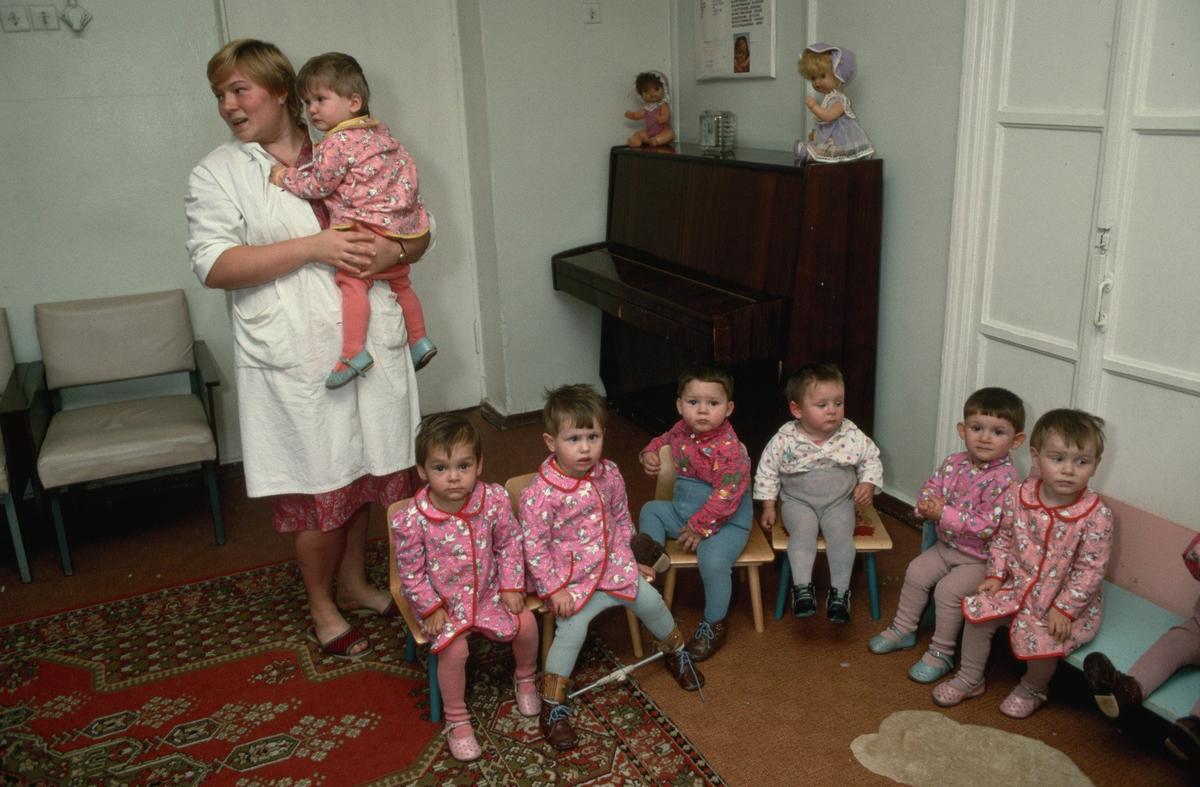 Вихователь із вихованцями тульського дитячого будинку.  СРСР, 1991 рік.  Фото: Peter Turnley / Corbis / VCG / Getty Images