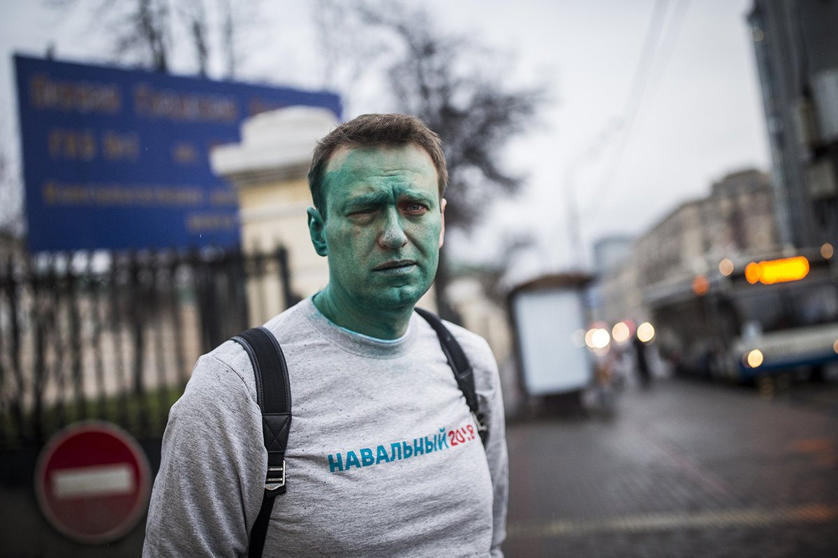 27 апреля 2017 года Алексея Навального облили зеленкой в Москве, на выходе из офиса Фонда борьбы с коррупцией. Фото: Евгений Фельдман для проекта „Это Навальный“ (CC-BY-NC)