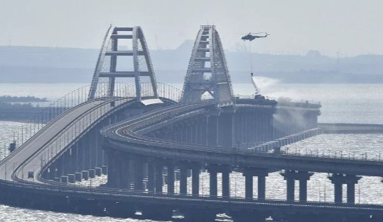 Крымский мост закрыли на движение на восемь часов. Сейчас работа моста восстановлена.