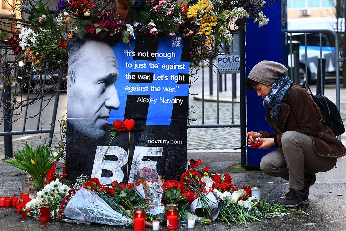Стихийный мемориал перед зданием посольства России в Лиссабоне, 1 марта 2024. Жители зажигали свечи и приносили цветы. Фото Antonio Cotrim / EPA-EFE