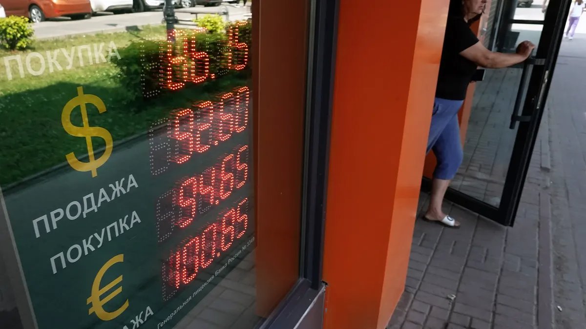 Курс валют в Москве, 6 июля 2023 года. Фото: EPA-EFE/MAXIM SHIPENKOV