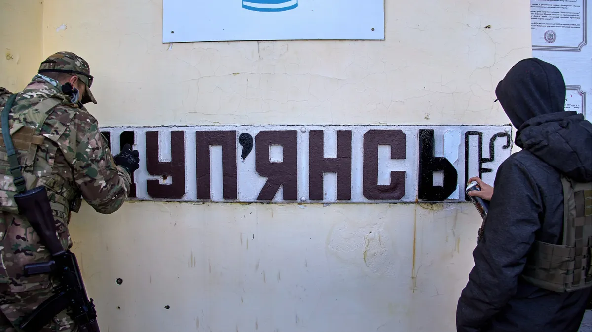 Российские власти утверждают, что захватили Купянск и взяли в окружение тысячи украинских солдат. Киев это отрицает