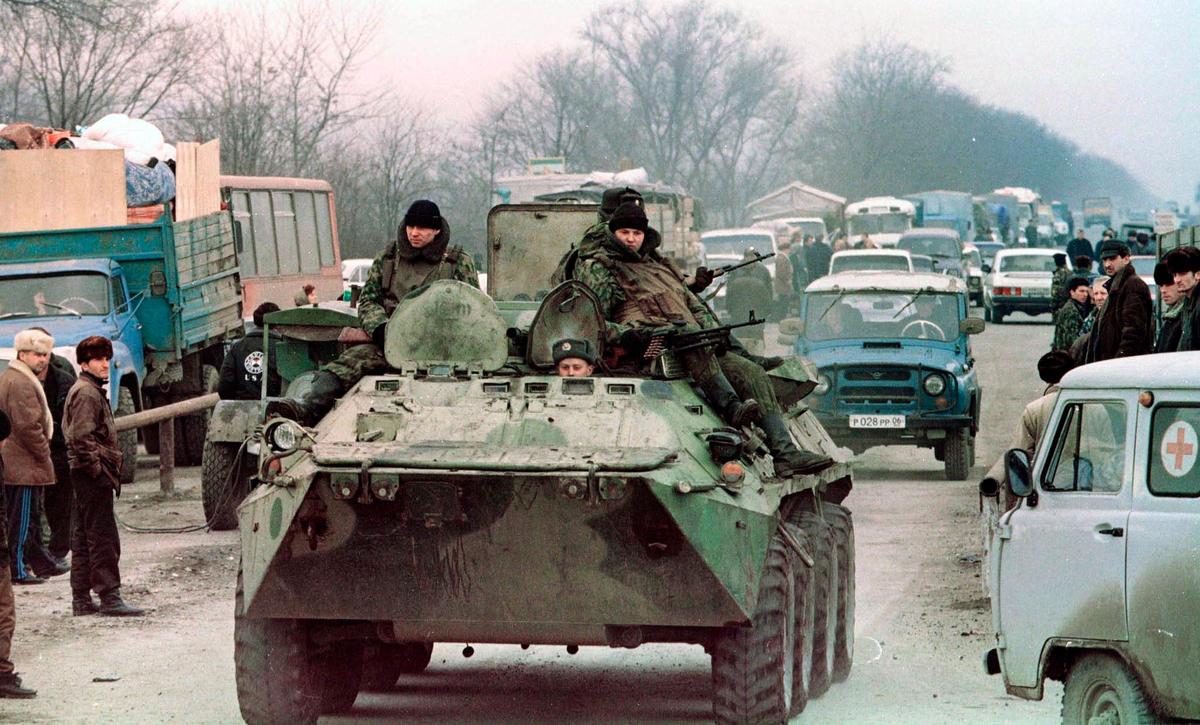 Российские солдаты на БТР патрулируют дорогу на чечено-ингушской границе, 1999 год. Фото: EPA / ANATOLY MALTSEV