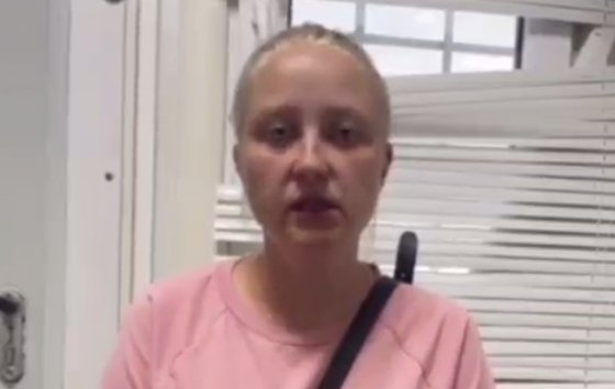 Жительница Херсона Катерина Коломиец, чье видео с извинениями было опубликовано в телеграм-канале Владимира Романова. Скриншот