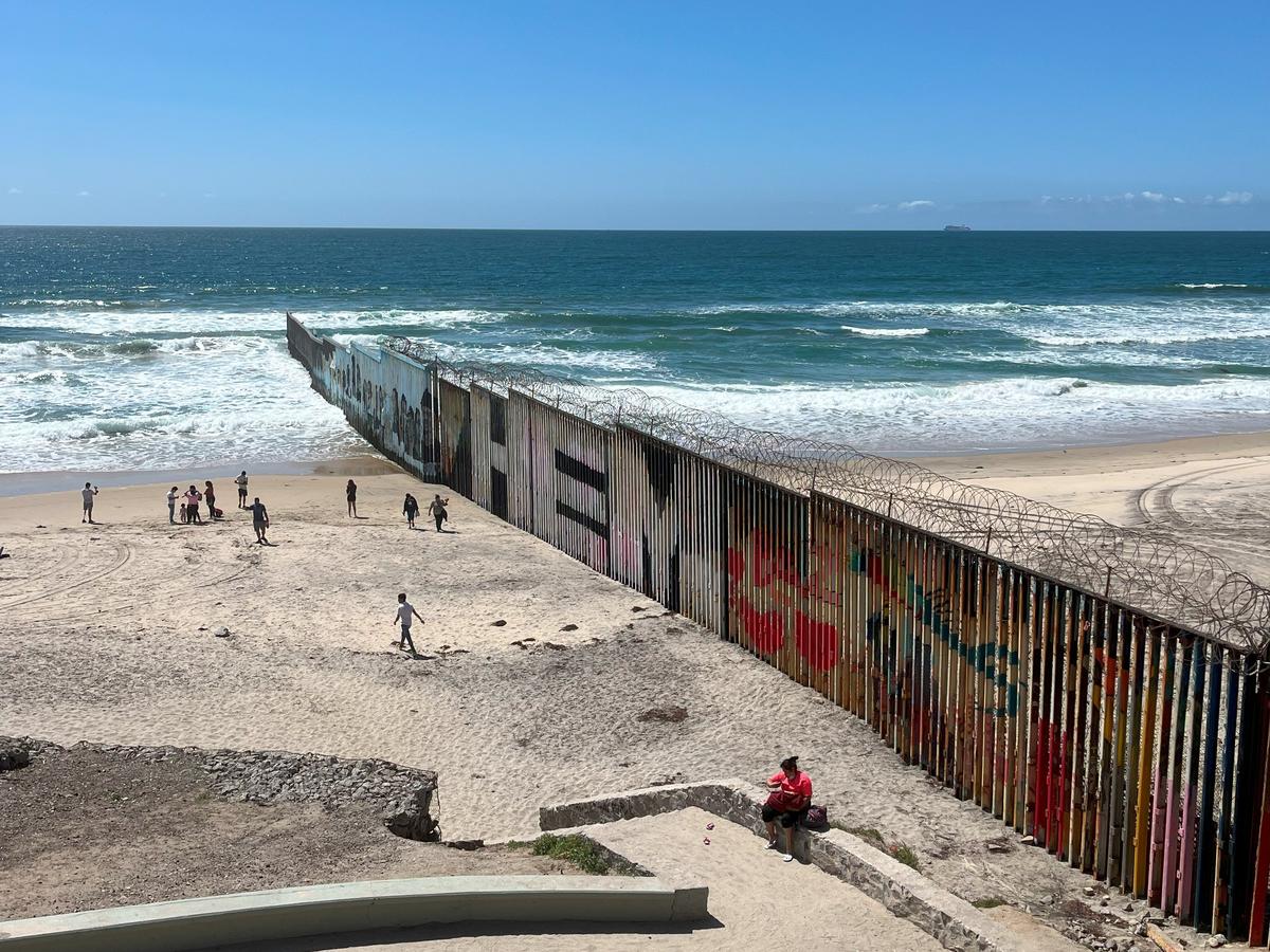 Забор в Тихуане, разделяющий США и Мексику. Фото из архива