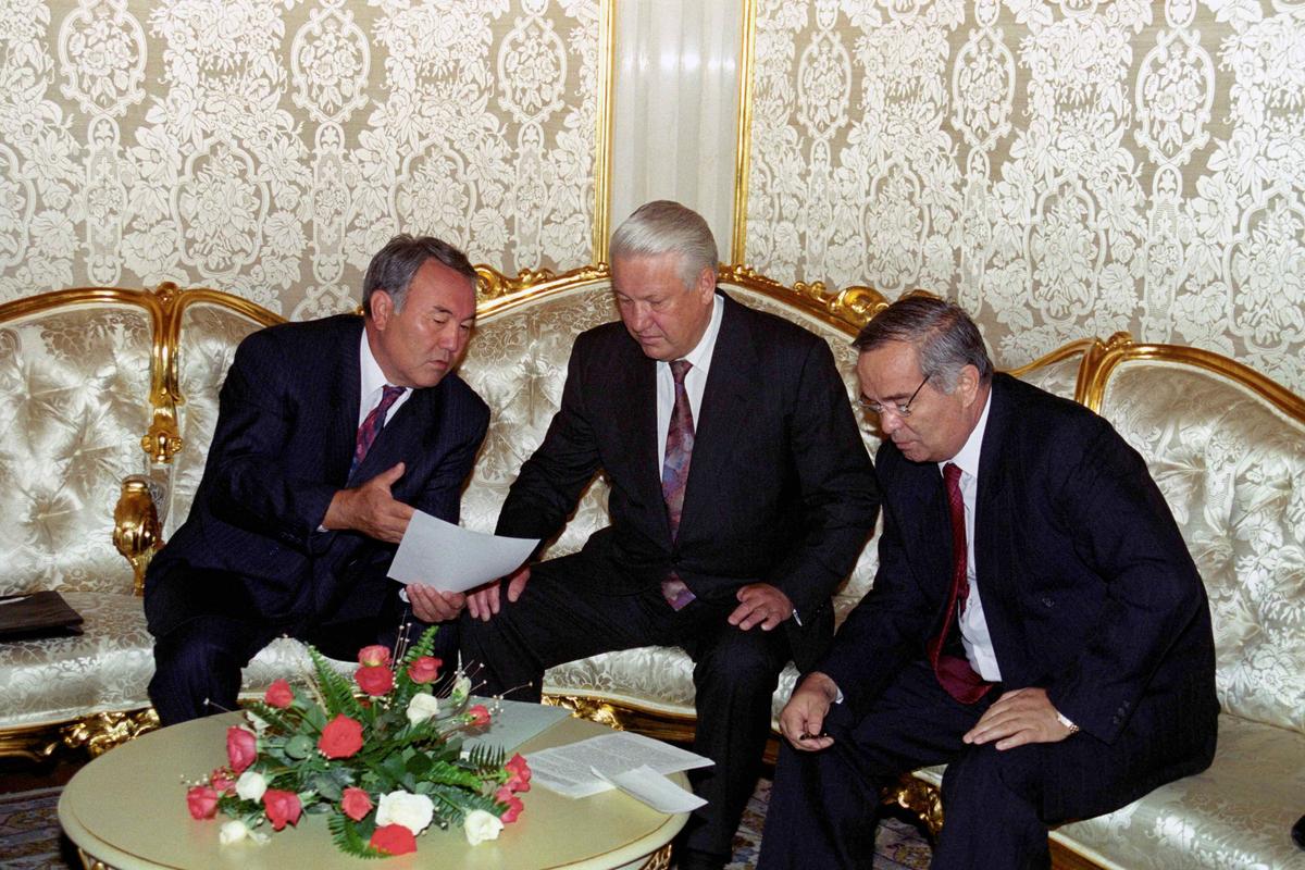 С президентом России Борисом Ельциным (в центре) и президентом Узбекистана Исламом Каримовым (справа), Москва, 1993 год. Фото: EPA / DIMA TANIN