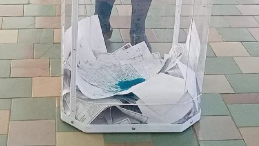 Россияне портят урны для голосования