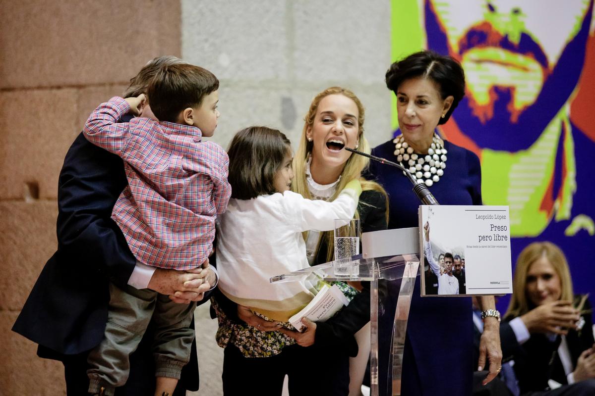 Родители Леопольдо Лопеса, его жена и дети на презентации книги Леопольдо Лопеса «Заключенный, но свободный». Фото: Europa Press/ Getty Images