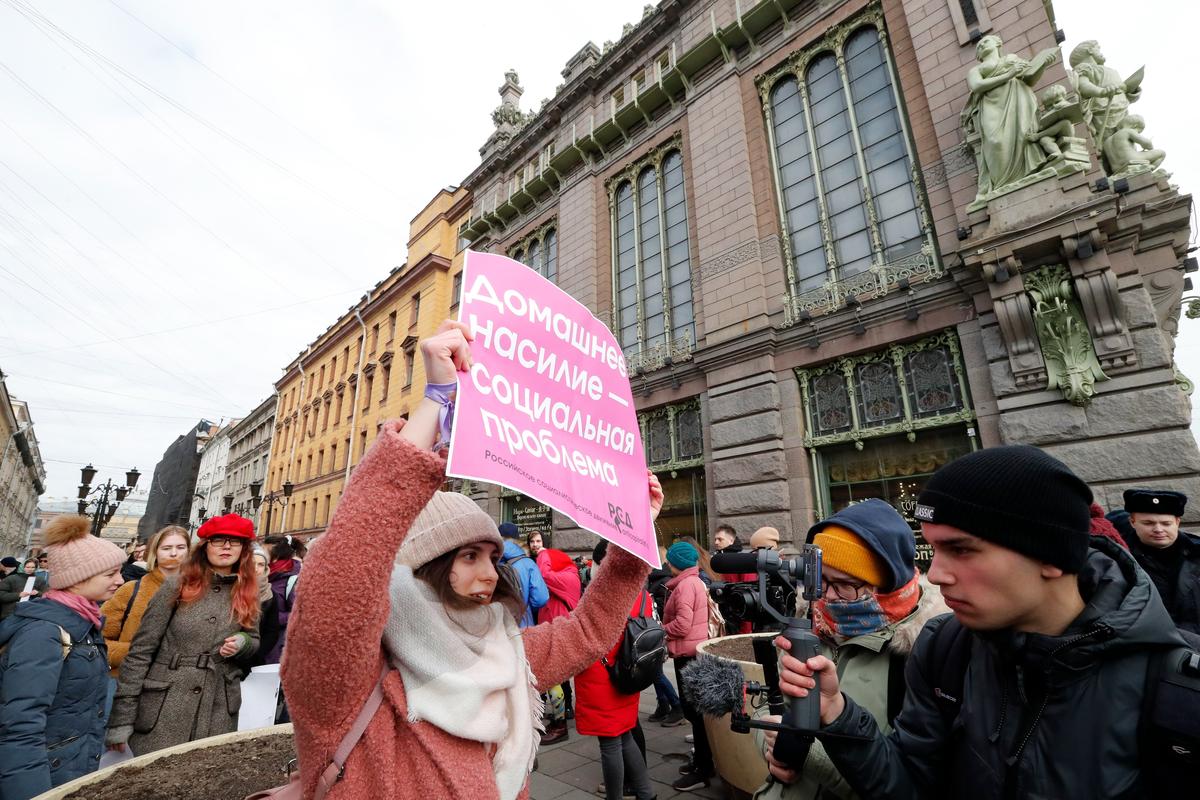 A woman in St. Petersburg holds a banner reading: ”Domestic violence is a social problem“ on International Women’s Day, 8 March 2020. Photo: EPA-EFE/ANATOLY MALTSEV