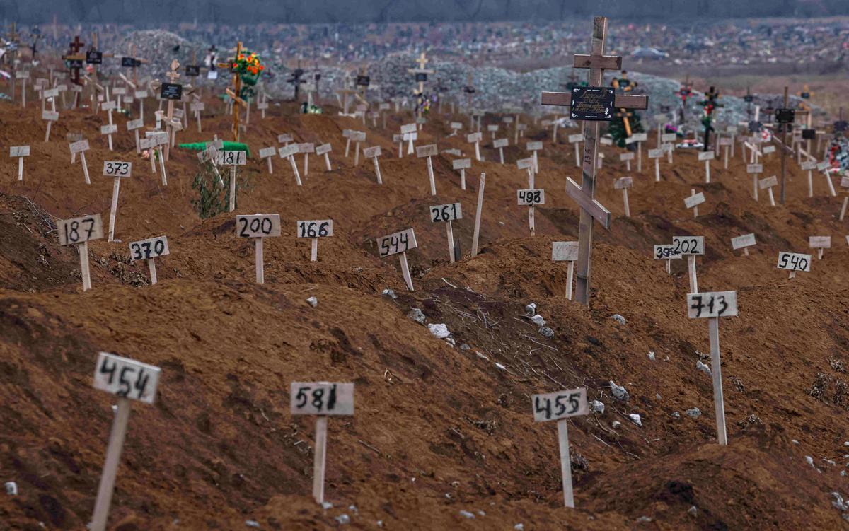 Цифрами отмечены могилы неопознанных местных жителей, погибших во время боев в Мариуполе. Фото: EPA-EFE / SERGEI ILNITSKY