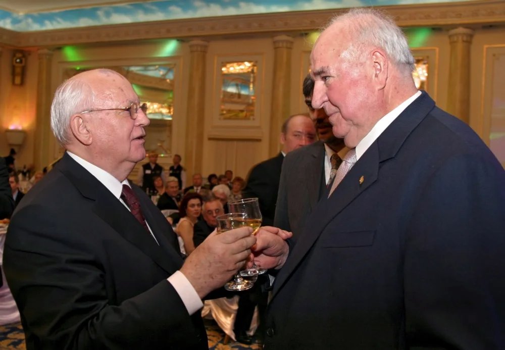 Гельмут Коль и Михаил Горбачев. Фото: Photo: EPA/STRINGER