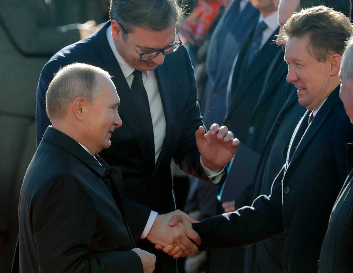Владимир Путин, Александр Вучич и генеральный директор компании «Газпром» Алексей Миллер во время официальной церемонии встречи в Белграде, Сербия, 17 января 2019 года. Фото: Максим Шипенков / EPA
