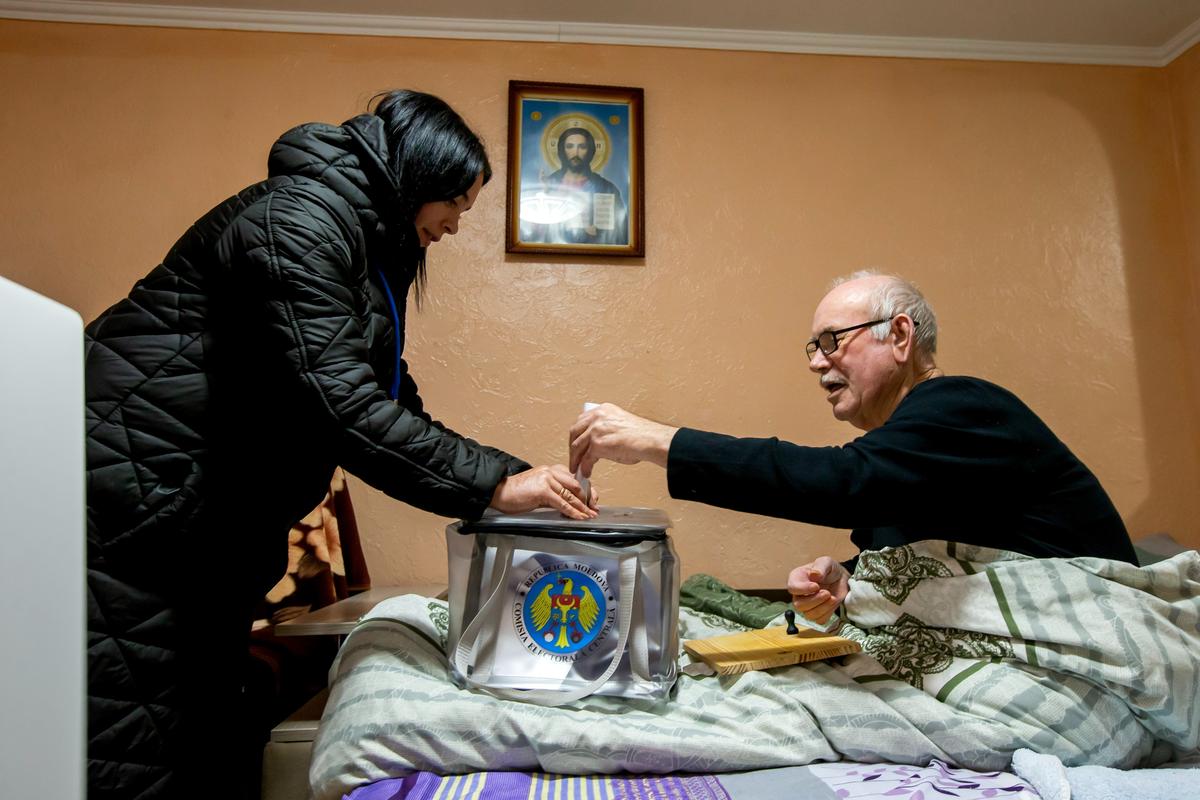 An elderly man casts his vote into a mobile ballot box in the village of Hrusevo, Moldova, 20 October 2024. Photo: EPA-EFE/DUMITRU DORU