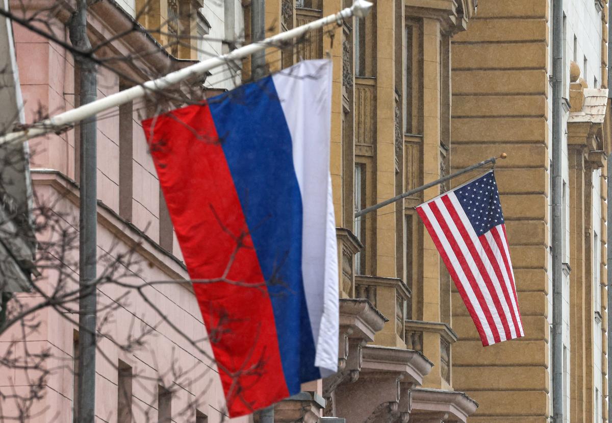 Russian and US flags near the US Embassy in Moscow, Russia, 19 February 2025. Photo: EPA-EFE/MAXIM SHIPENKOV